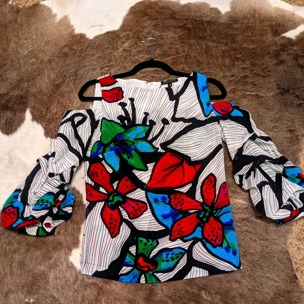 Sassy, NWT sexy shoulder top.